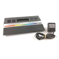 Atari 2600 Jr. inkl. strømforsyning og to controllers