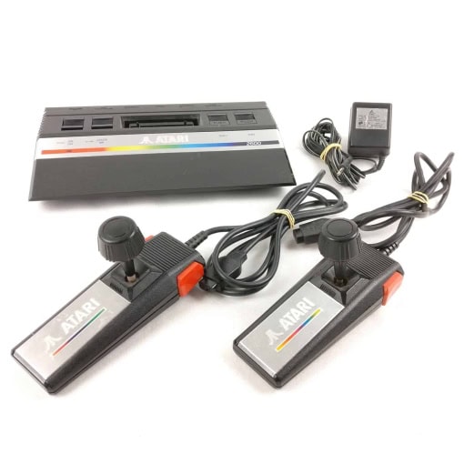 Atari 2600 Jr. inkl. strømforsyning og to controllers