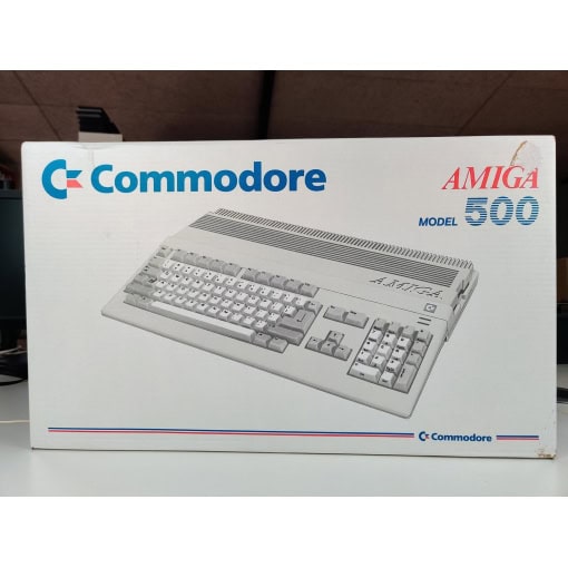 Amiga 500 med mus, kabler og kasse (Virkelig flot)