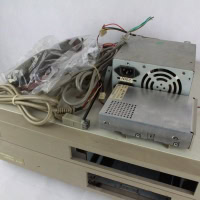 Amiga 2000 kabinet med diverse dele