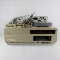 Amiga 2000 kabinet med diverse dele