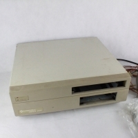 Amiga 2000 kabinet med diverse dele