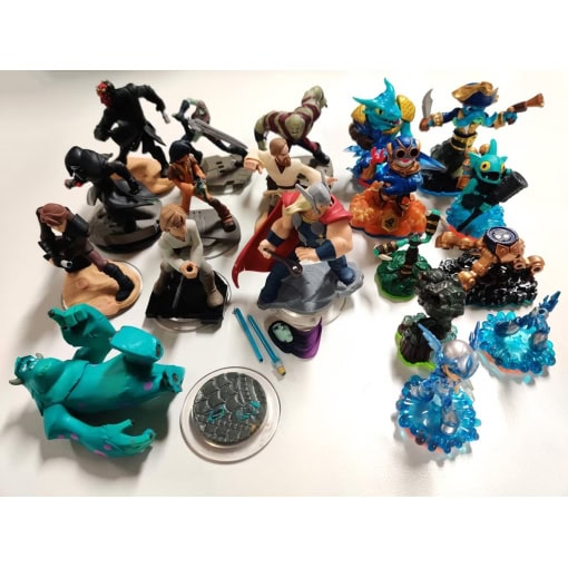 Diverse Skylanders og Disney Infinity figurer med defekter